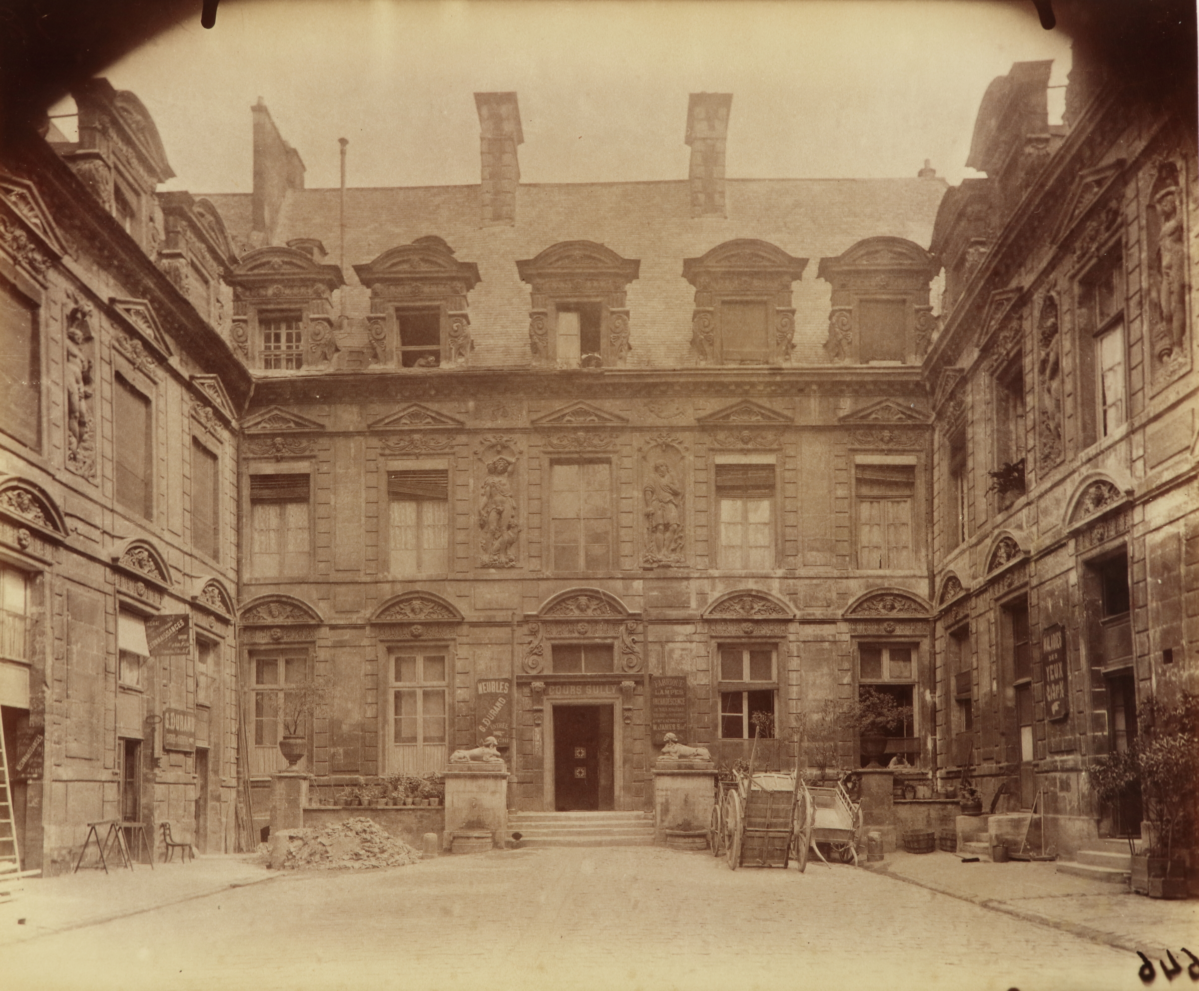 Hôtel de Sully- rue Saint-Antoine